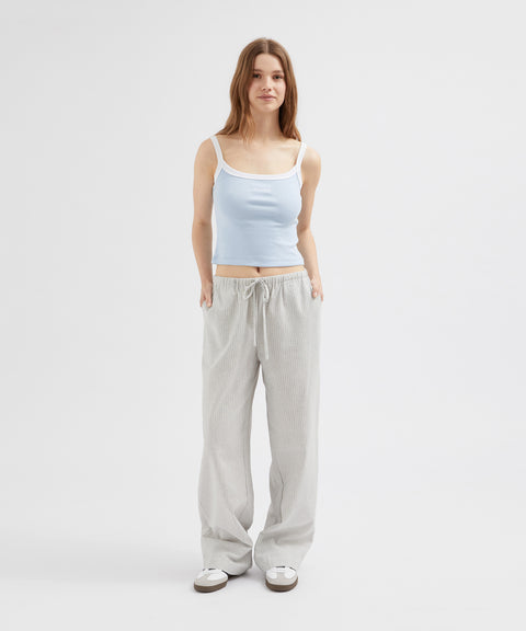 Pantalon à rayures et cravate
