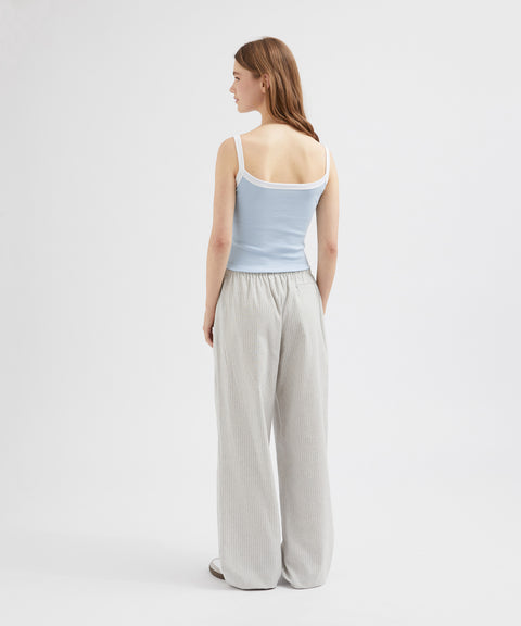 Pantalon à rayures et cravate